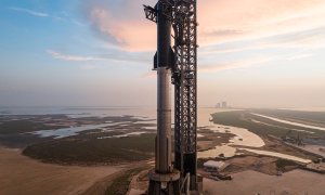 The Starship, comprising the first-stage Super Heavy and the upper-stage Starship spacecraft, on the launchpad at SpaceX's facility in Boca Chica, Texas.