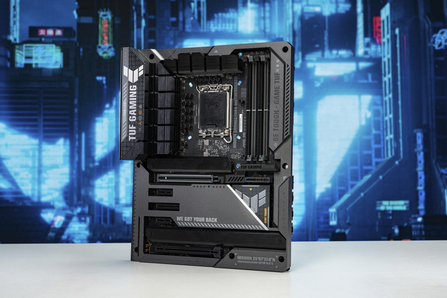 Uma placa-mãe Asus TUF Gaming Z790 BTF com conectores ocultos, mostrada de frente.