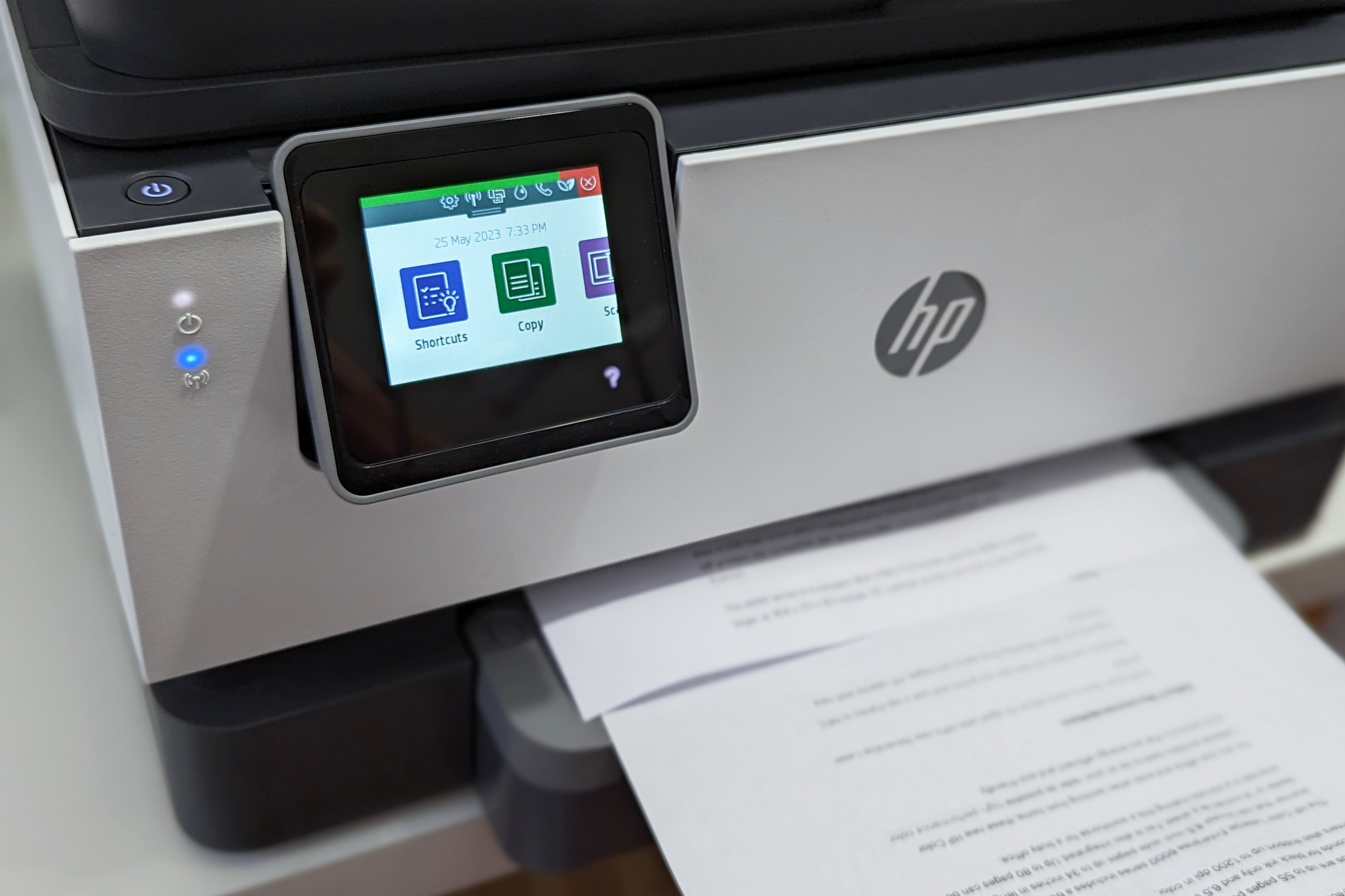 Über den Touchscreen können Kopien direkt vom HP OfficeJet Pro 9015e aus erstellt werden.