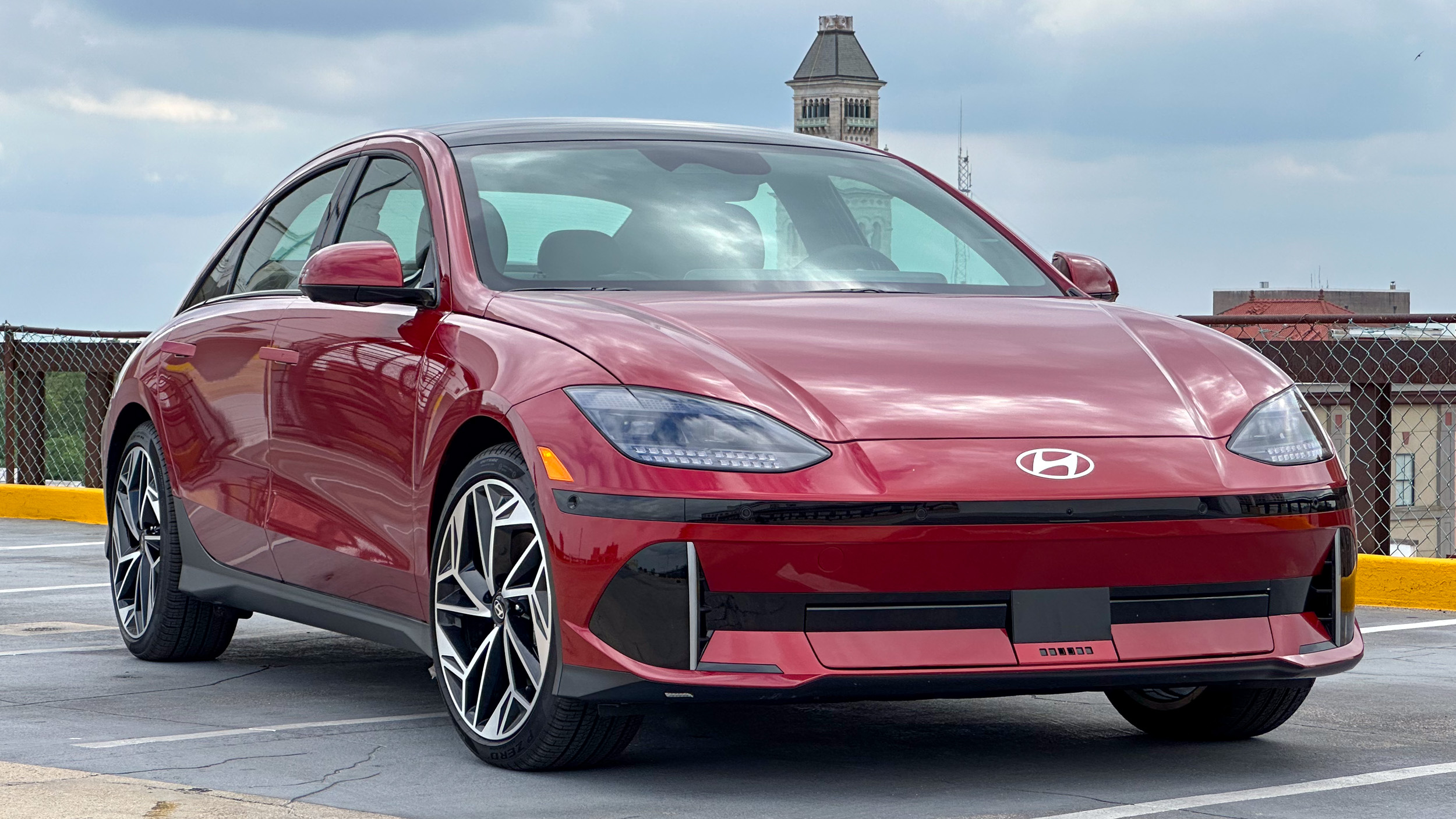 La vista frontal de un Hyundai Ioniq 6 rojo.