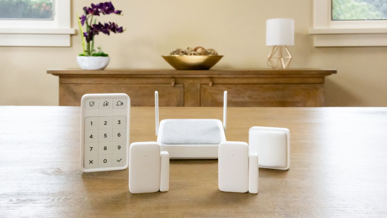 El Roku Smart Home Monitoring System SE sobre una mesa.