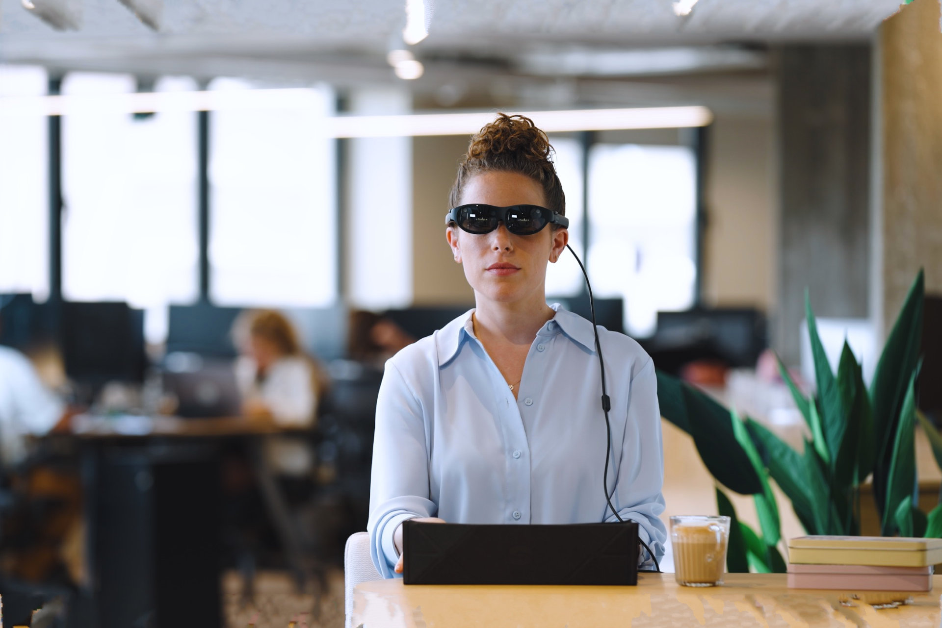 Les lunettes AR de Spacetop ressemblent à des lunettes de soleil.