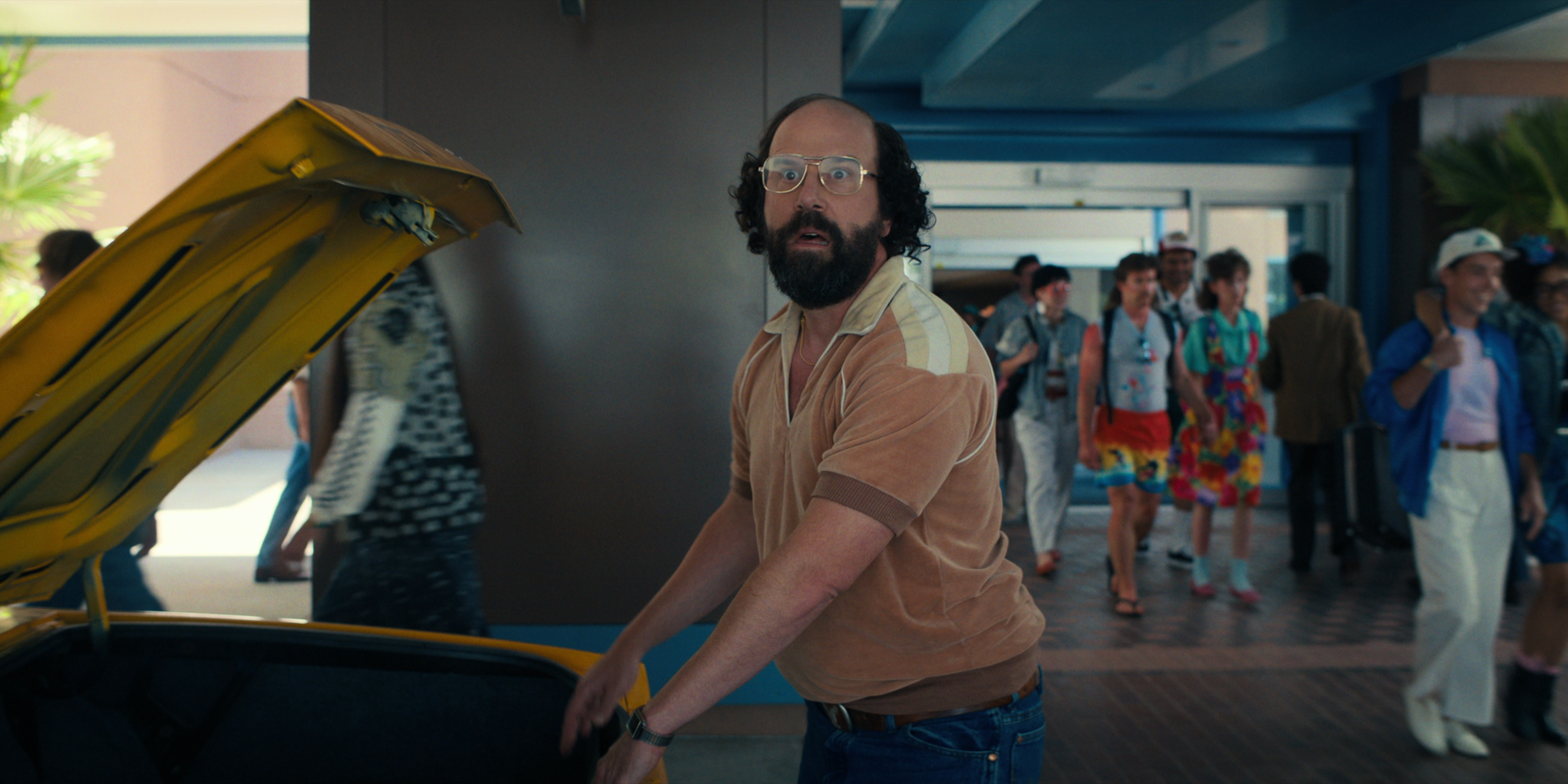 Brett Gelman está ao lado do porta-malas do carro em "Stranger Things".