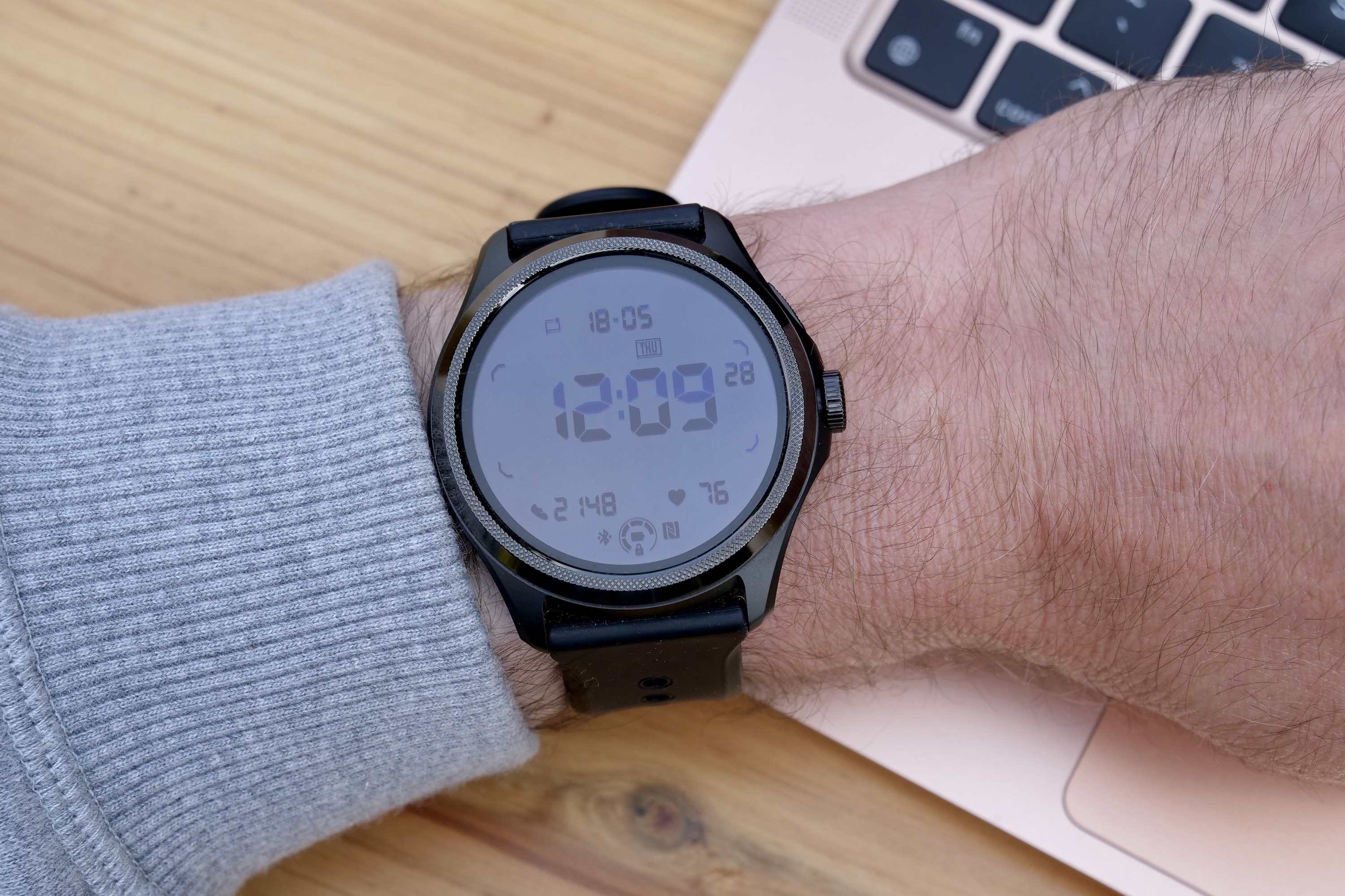 Le Mobvoi TicWatch Pro 5 au poignet d'une personne, montrant l'affichage secondaire.