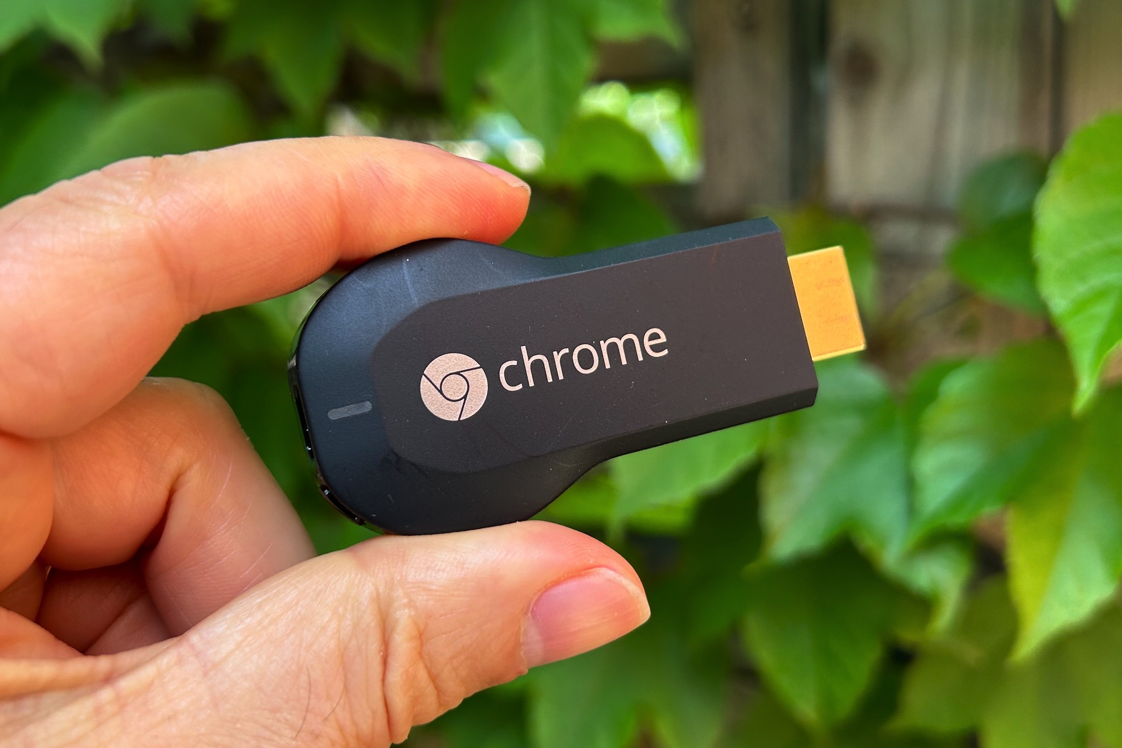 Google 的第一代 Chromecast 适配器。