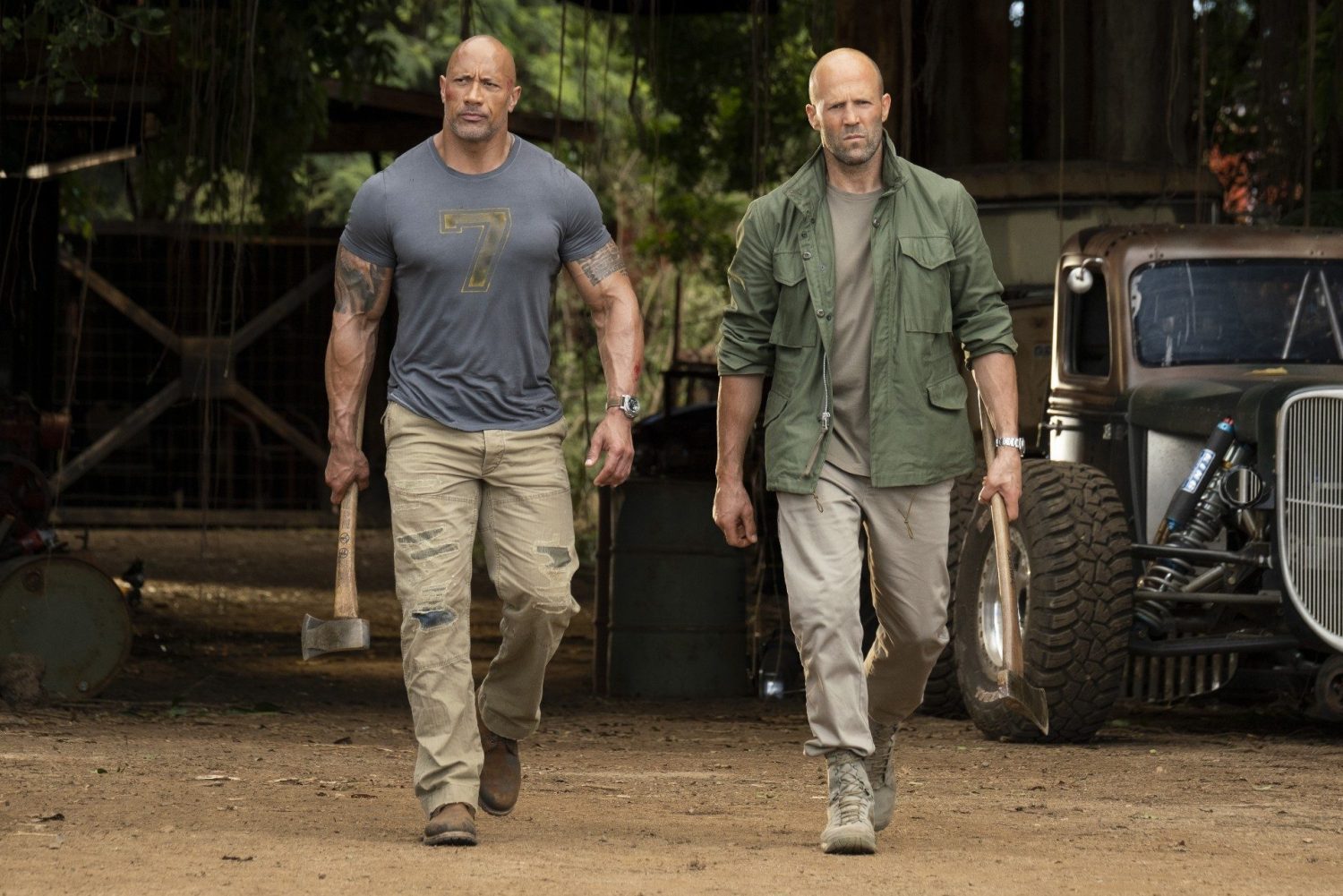 Deux hommes marchent dans Fast and Furious Present : Hobbs & Shaw.