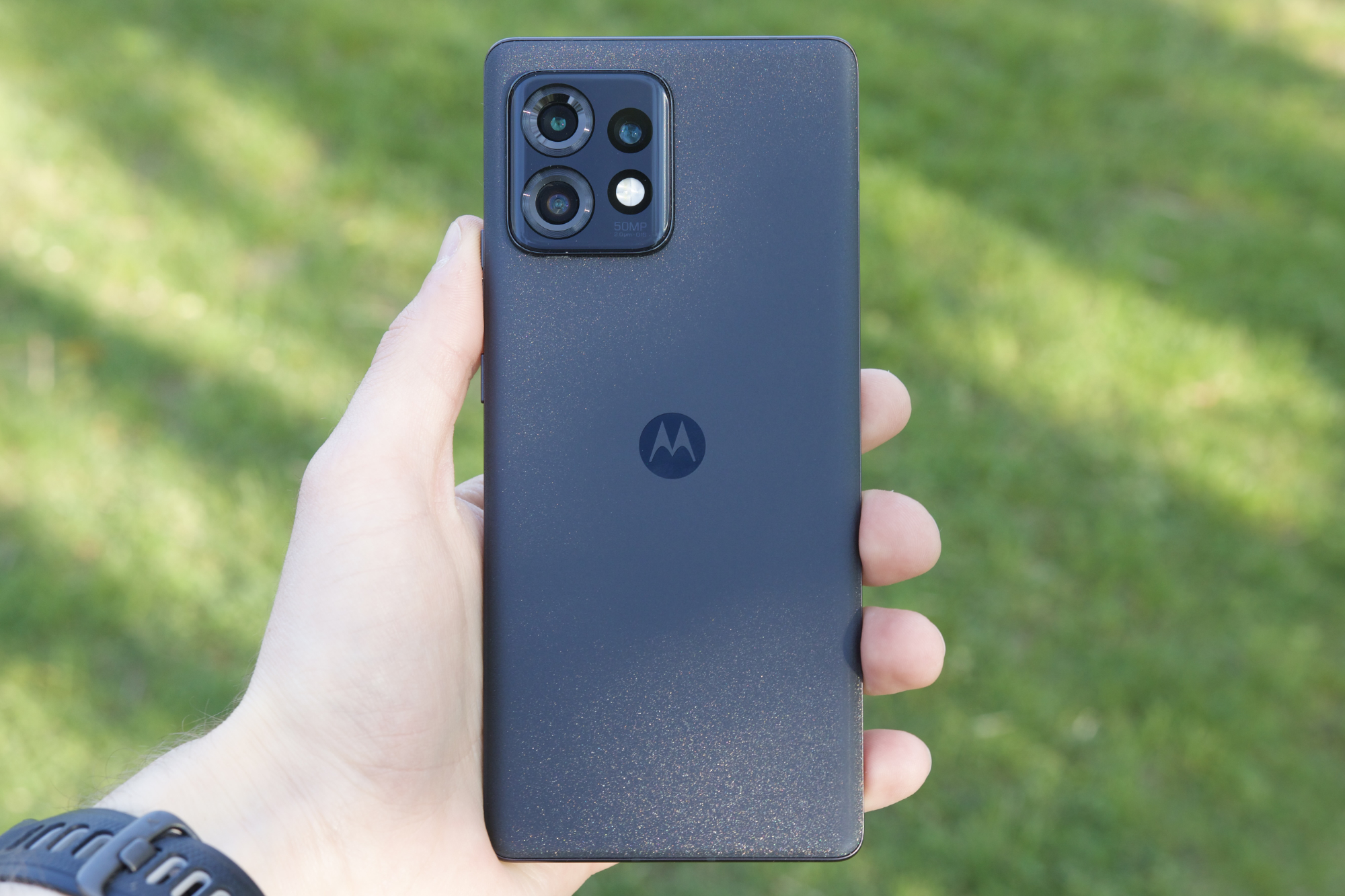 Quelqu'un tenant le Motorola Edge Plus (2023).