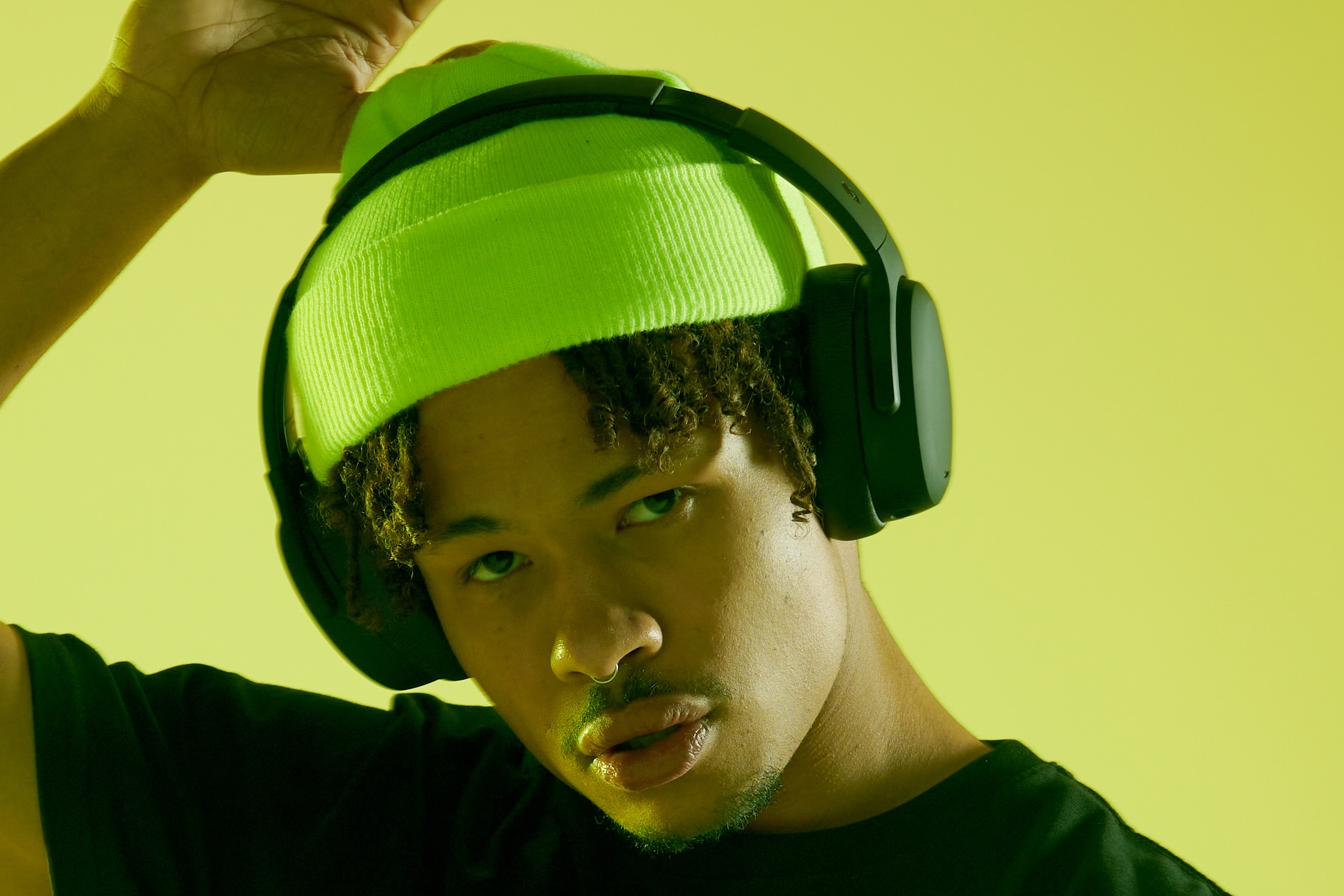 Homme portant un Skullcandy Crusher ANC 2.