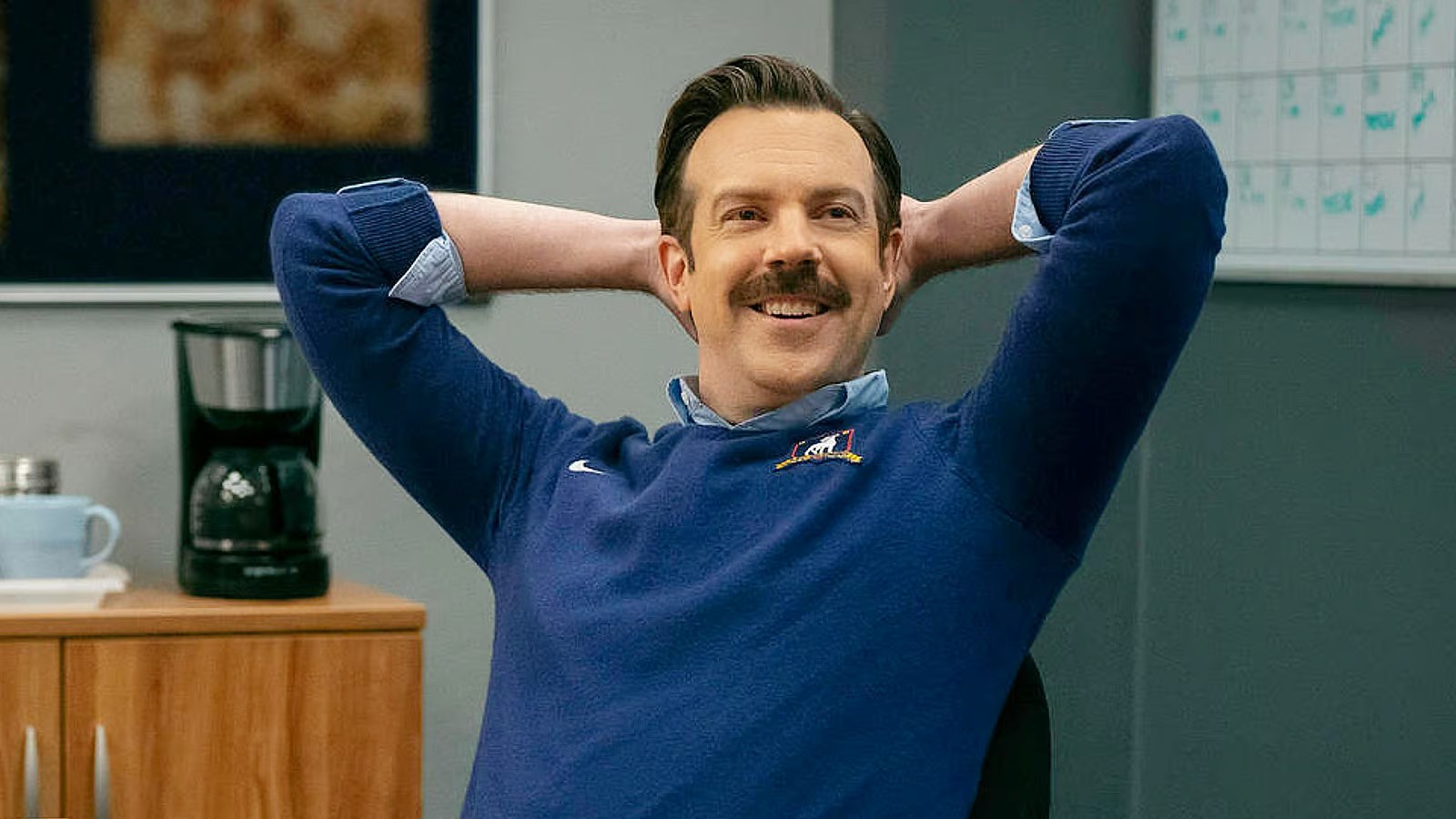 Ted Lasso se recuesta en la temporada 3 de Ted Lasso.