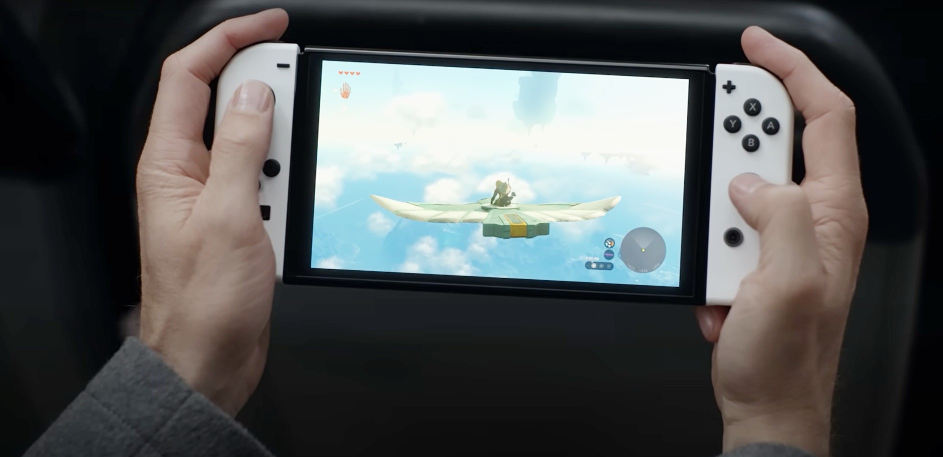 Un homme joue au Switch dans une publicité Tears of the Kingdom.