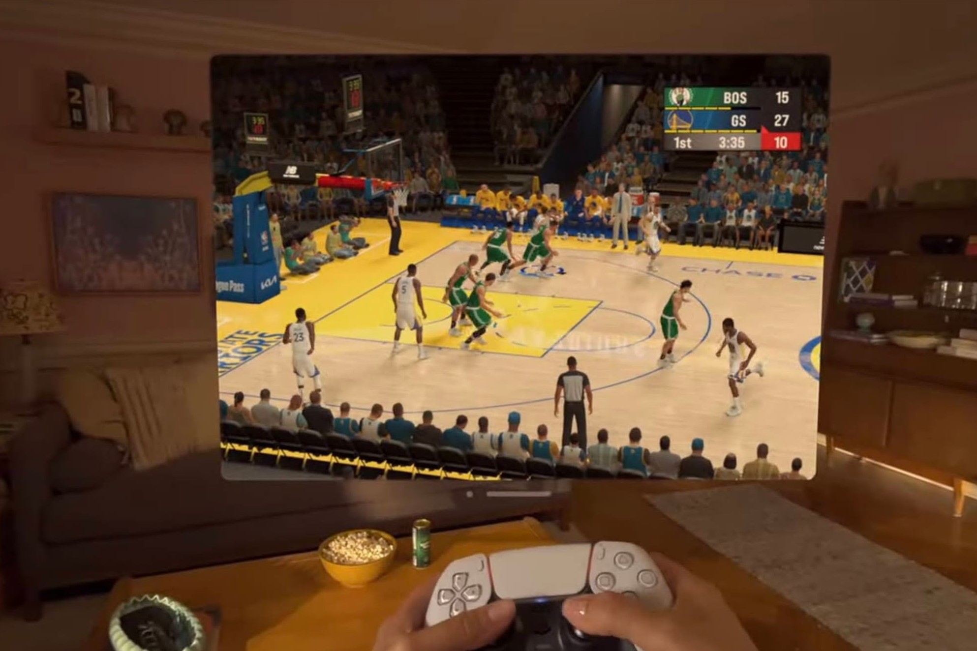 Ein Mann spielt NBA 2K23 mit einem DualSense-Controller.