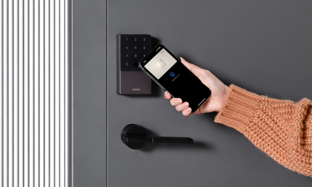 A person unlocking the Aqara U100 smart lock with their phone.