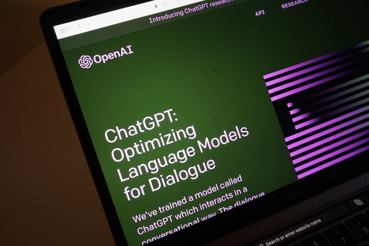 Un écran d'ordinateur portable affiche la page d'accueil de ChatGPT, le chatbot d'intelligence artificielle d'OpenAI.