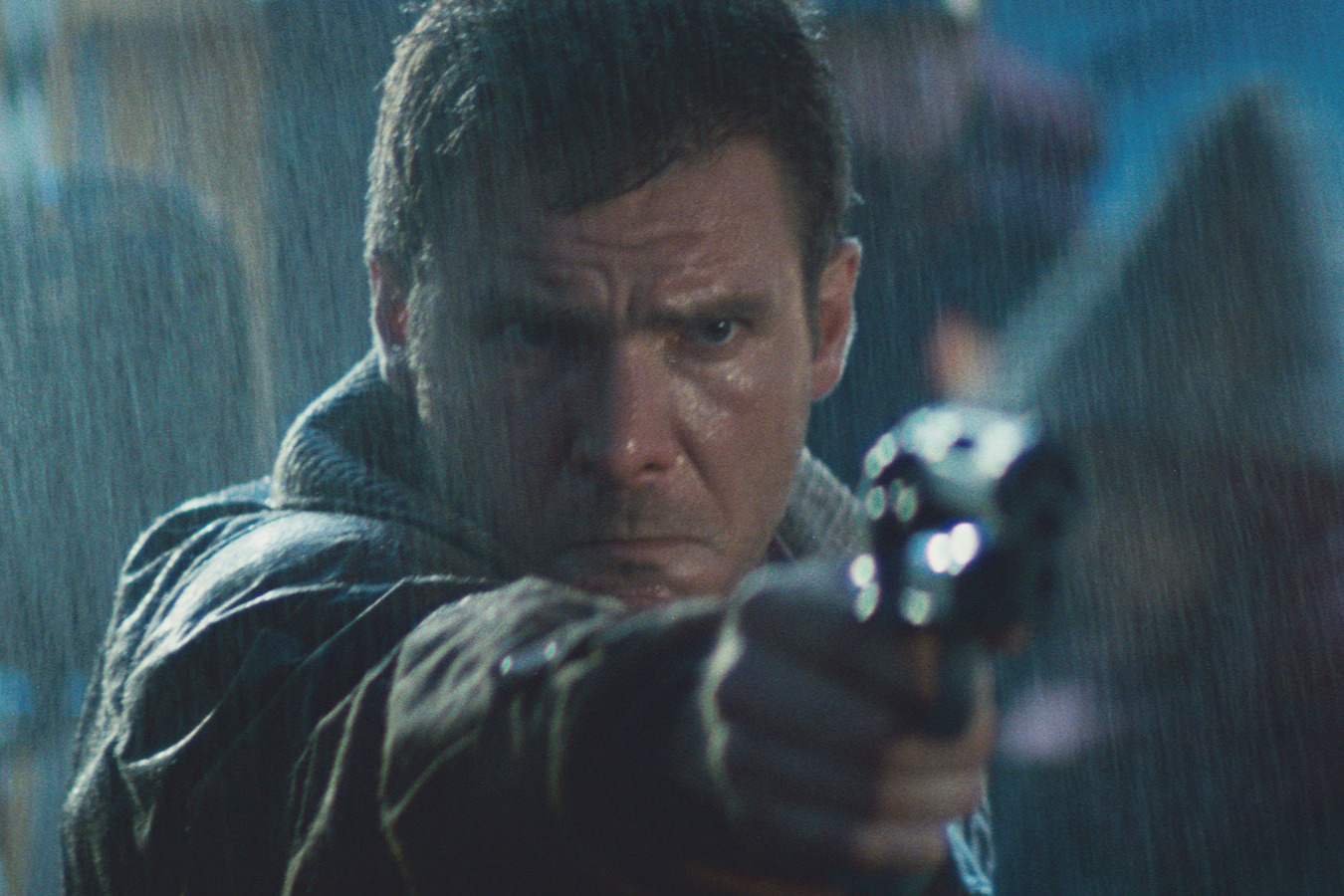 Um homem aponta uma arma em Blade Runner.