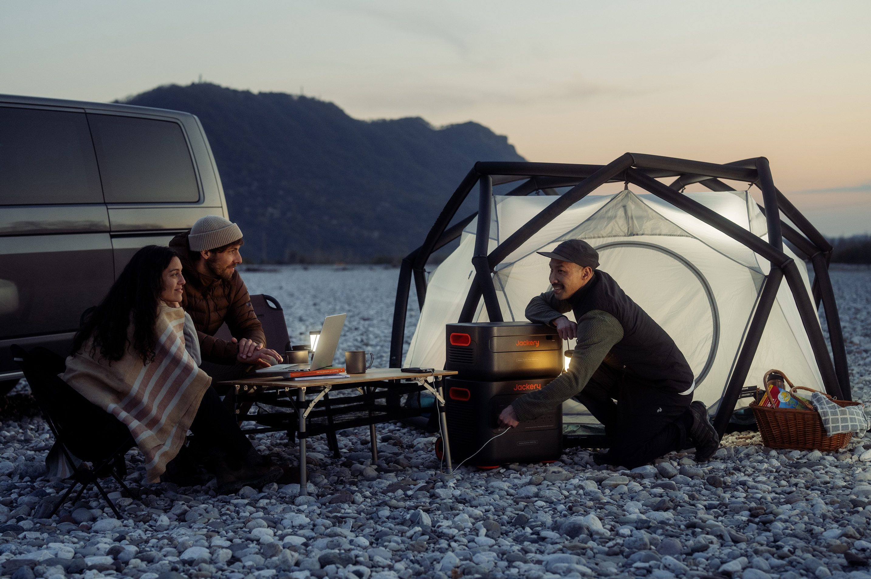 Jackery 2000 Plus alimentando um acampamento