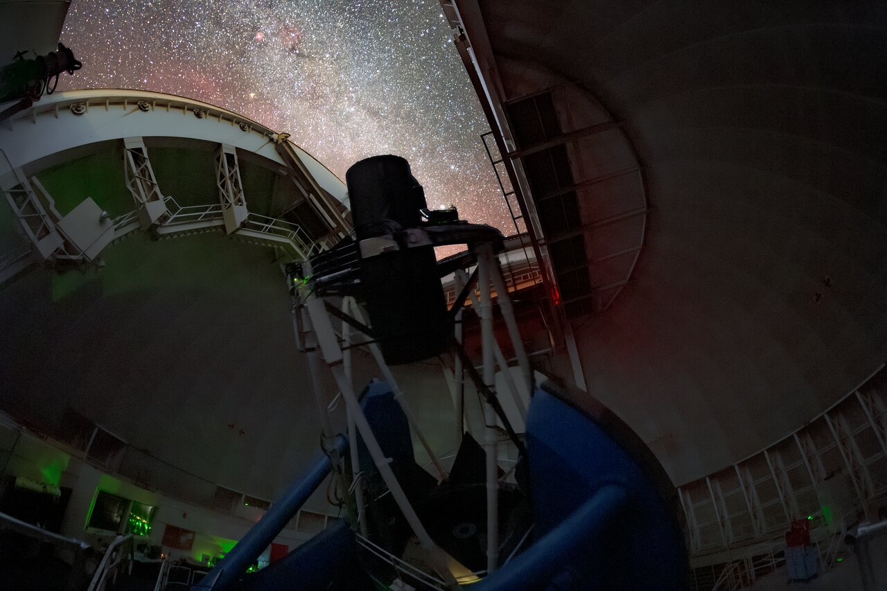 L'instrument spectroscopique à énergie noire (DESI) effectuant des observations dans le ciel nocturne sur le télescope Nicholas U. Mayall de 4 mètres à l'observatoire national de Kitt Peak en Arizona.