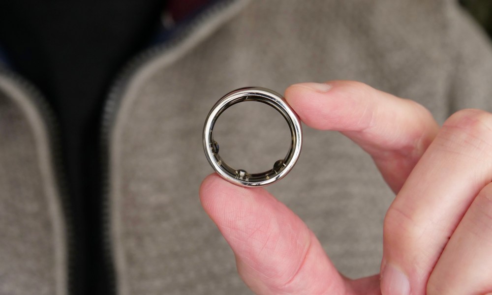 A person holding the Oura Ring 3rd generation Horizon model.