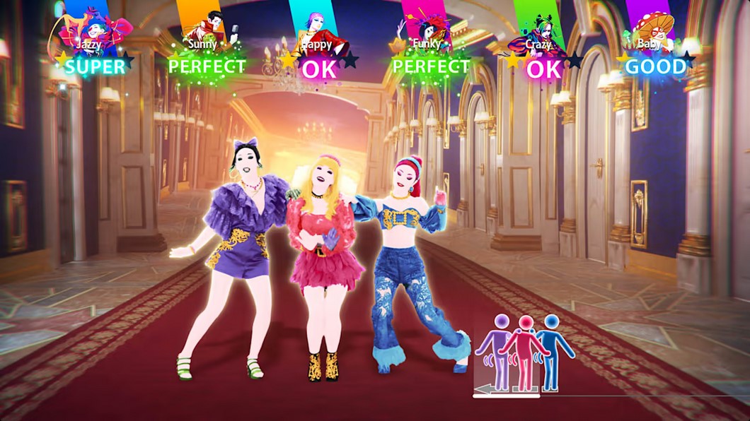 3 femmes dans Just Dance 2023 se tiennent proches les unes des autres au centre du plan, exécutant un mouvement de danse de groupe.