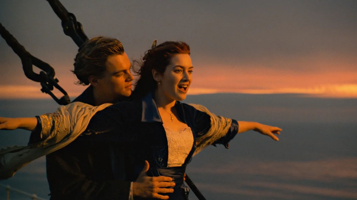 Leonardo DiCaprio et Kate Winslet dans le rôle de Jack et Rose posant sur la proue du navire dans Titanic.