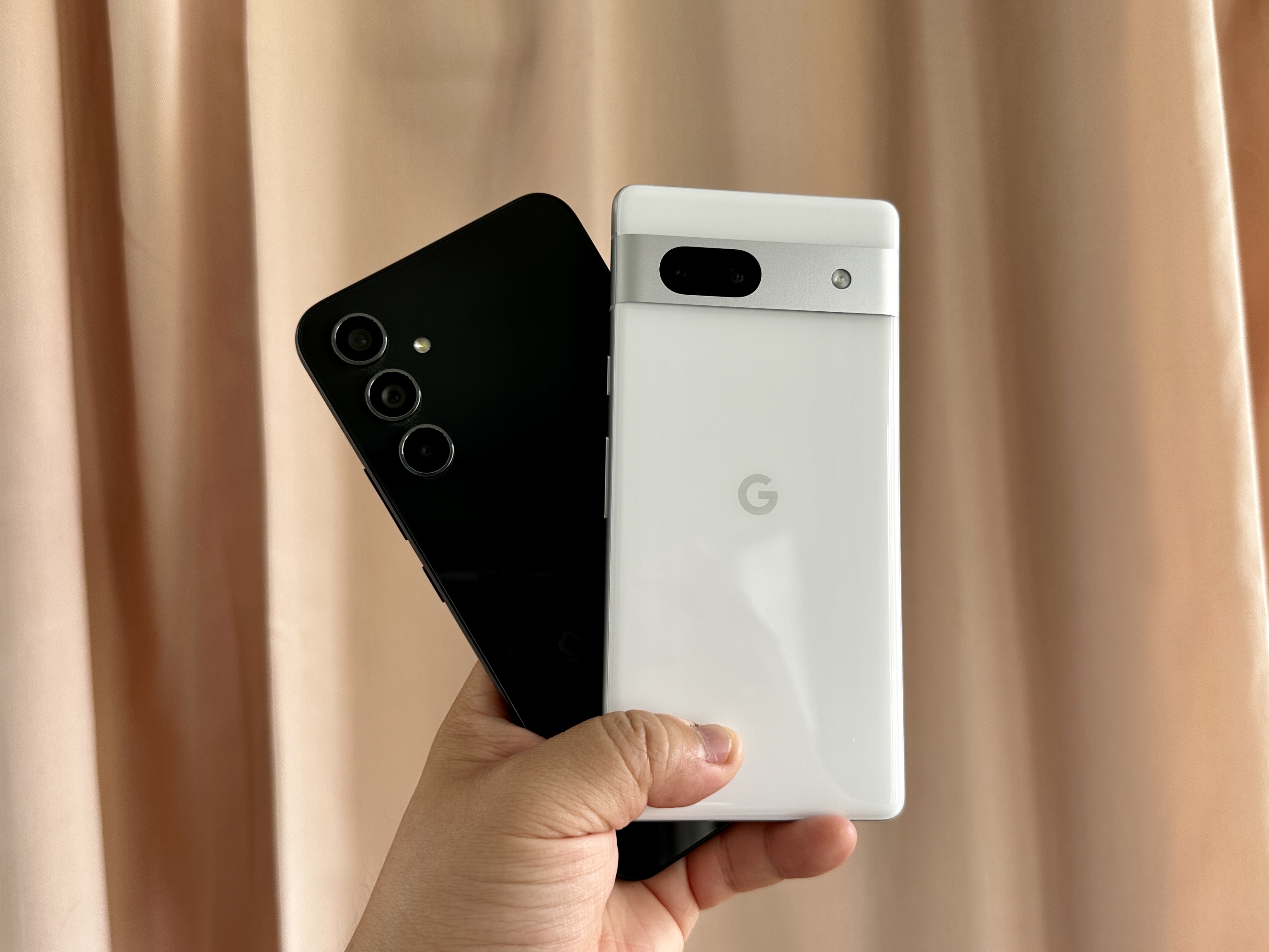 Google Pixel 7a e Samsung Galaxy A54 na mão