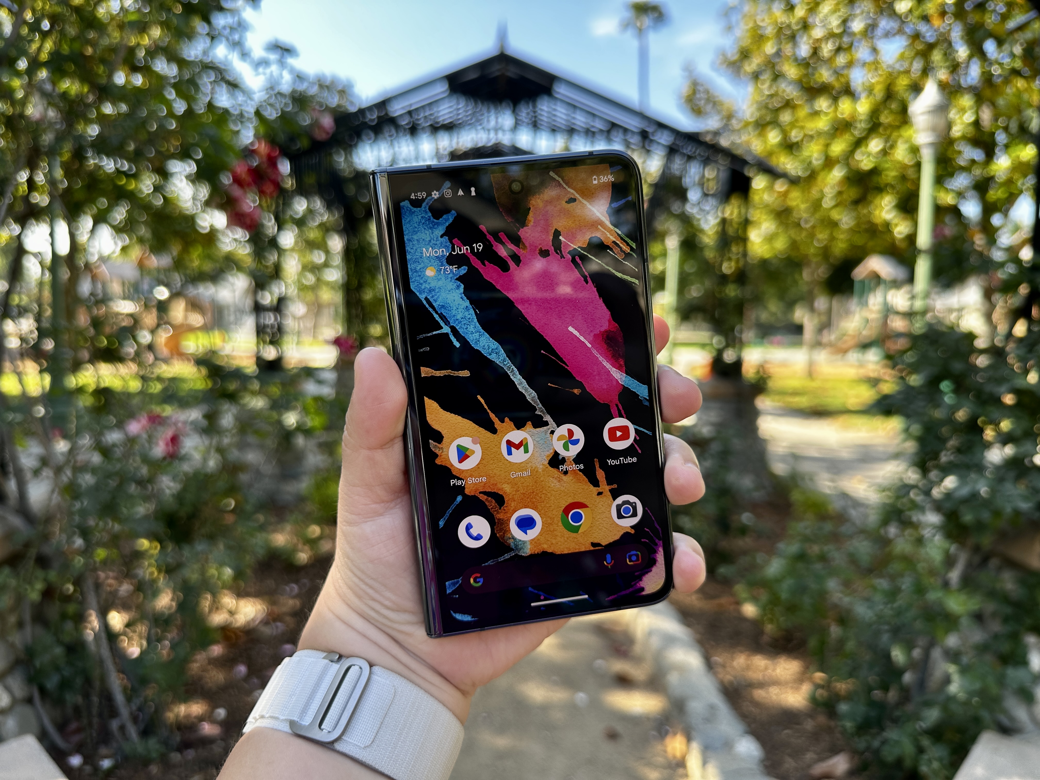 Google Pixel Fold em Obsidian na mão.