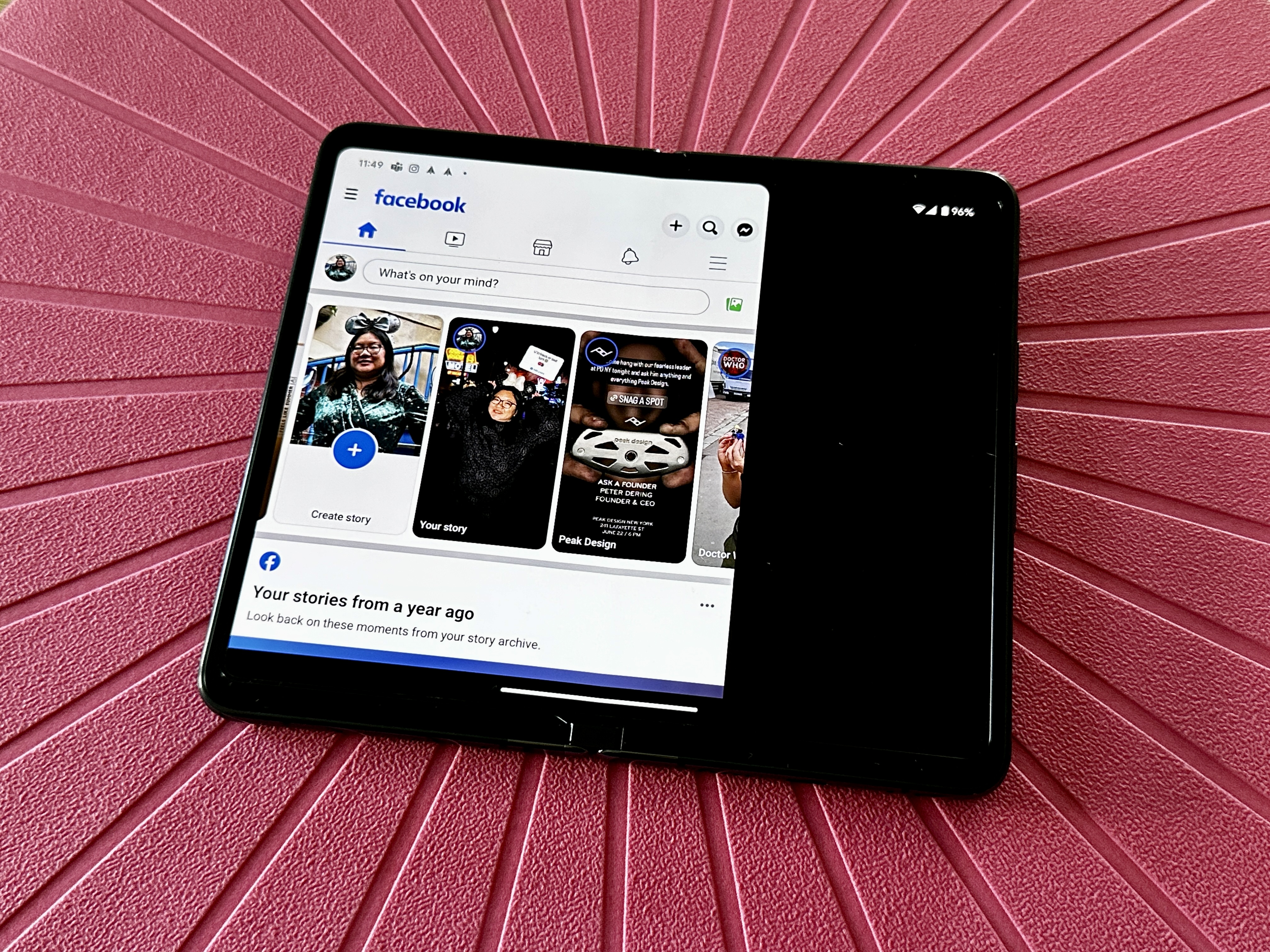 Écran intérieur Google Pixel Fold en Obsidian affichant Facebook.