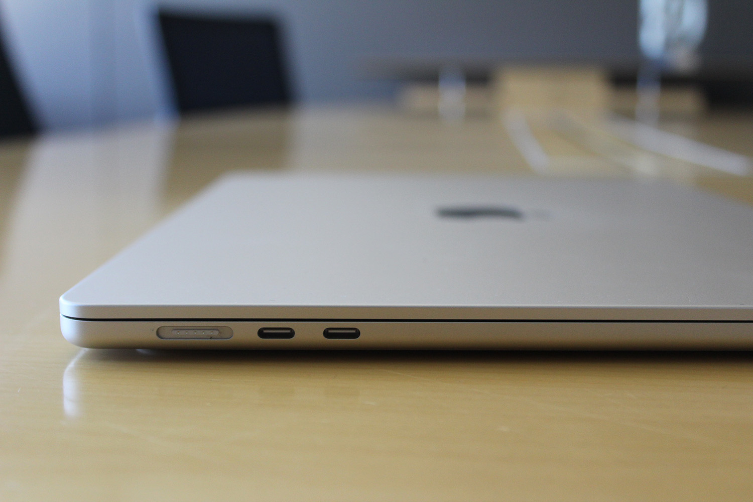 Le MacBook Air 15 pouces d'Apple posé sur un bureau avec son couvercle fermé.