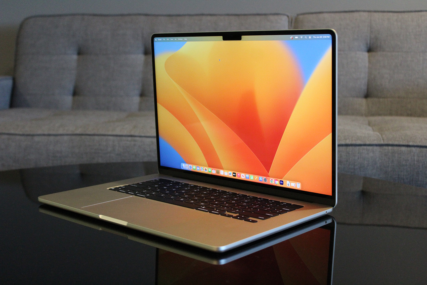 Le MacBook Air 15 pouces d'Apple posé sur un bureau.