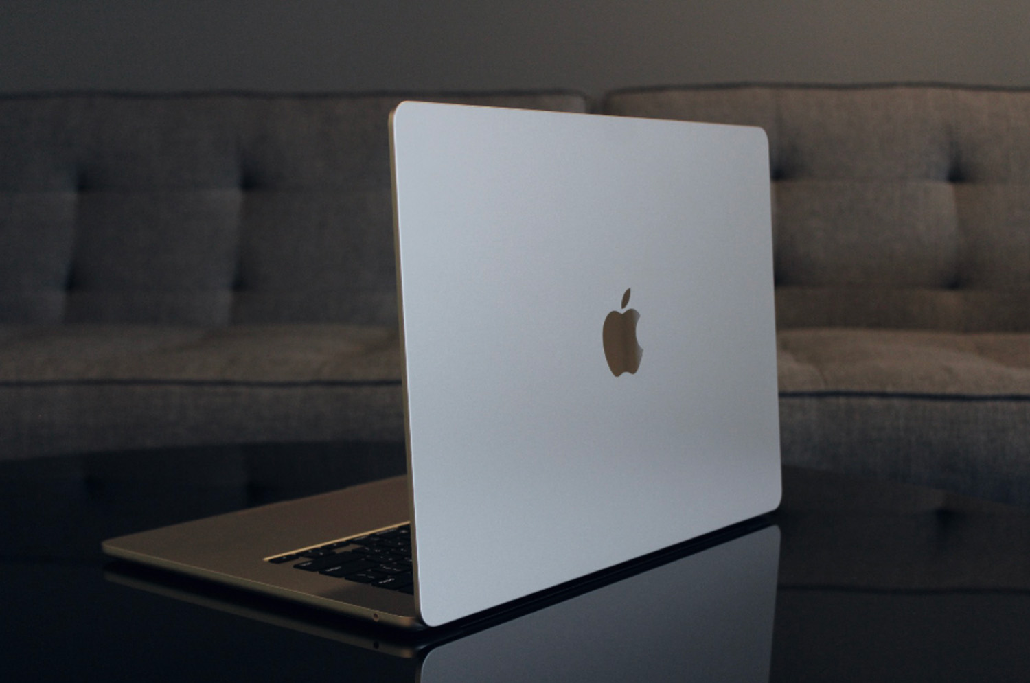 Macbook air 2020 on sale logo light