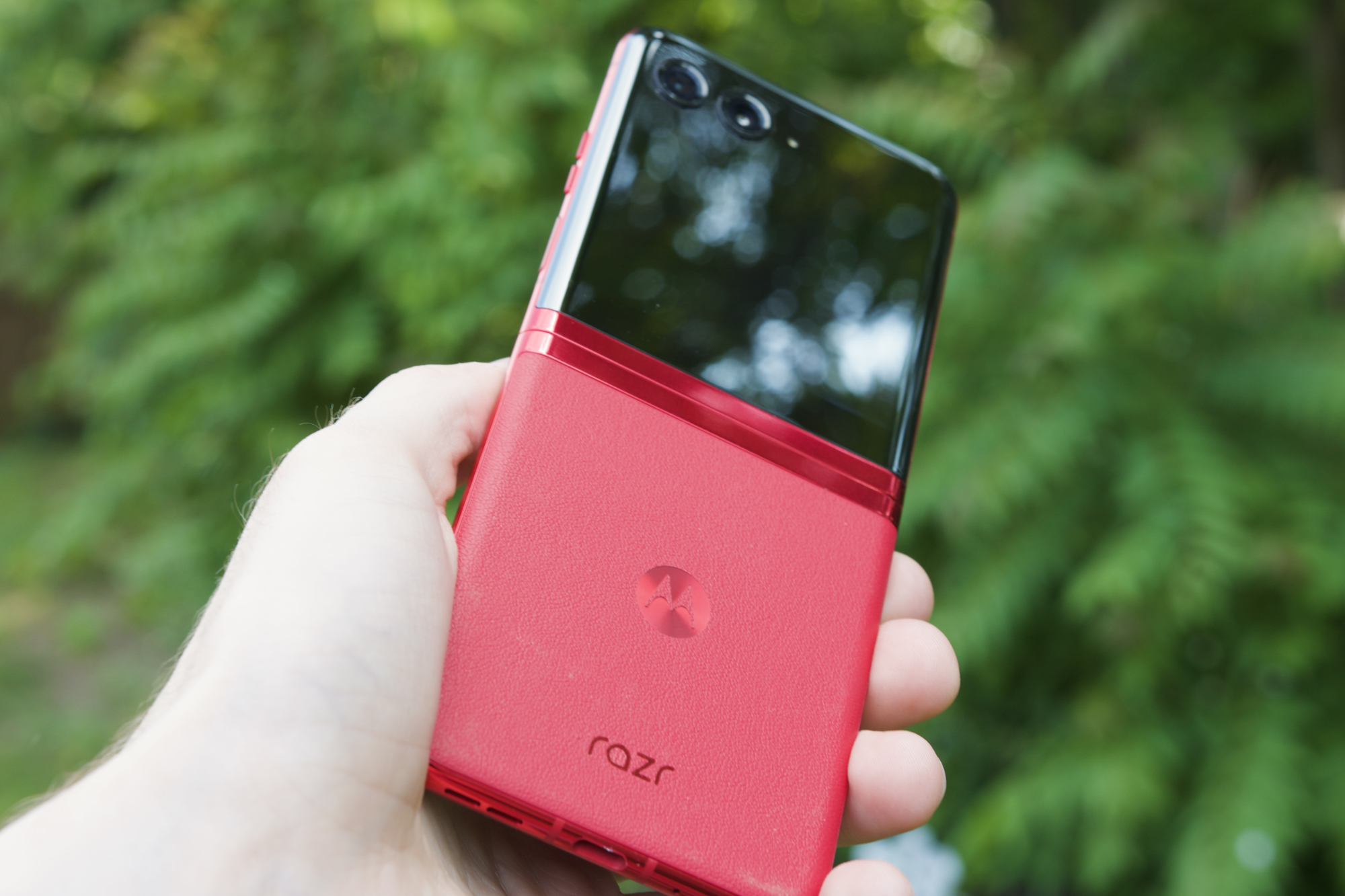 Motorola Razr 5G long-term review: A major improvement and my favorite  foldable to date - Talk Android
