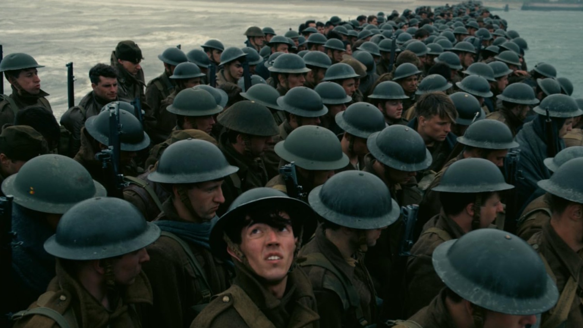 Un groupe de soldats se tient debout dans un bateau bondé à Dunkerque.