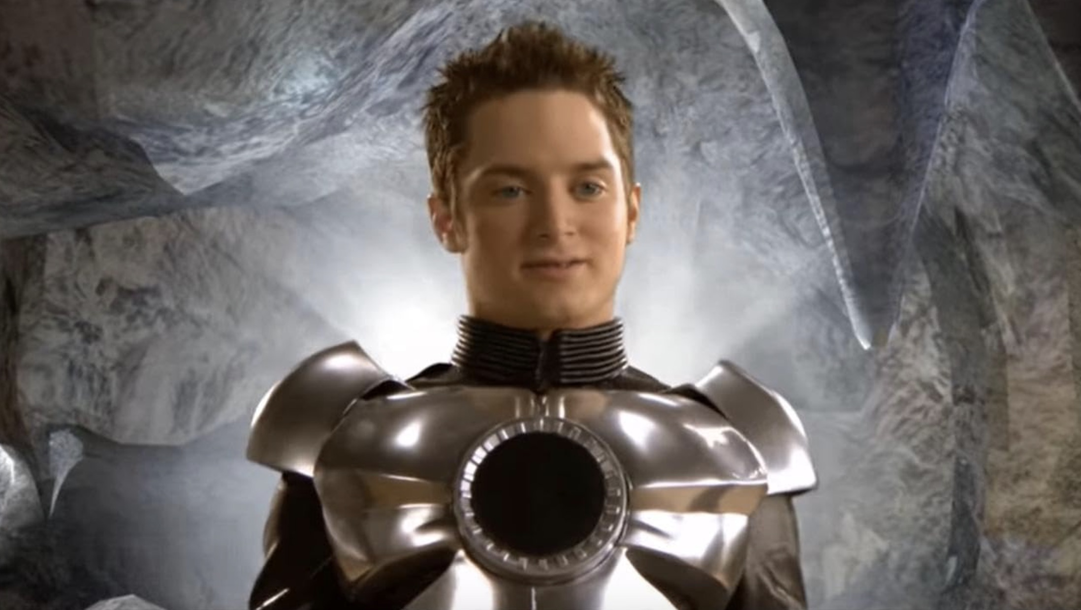 Elijah Wood veste um traje de metal em Spy Kids 3-D: Game Over.