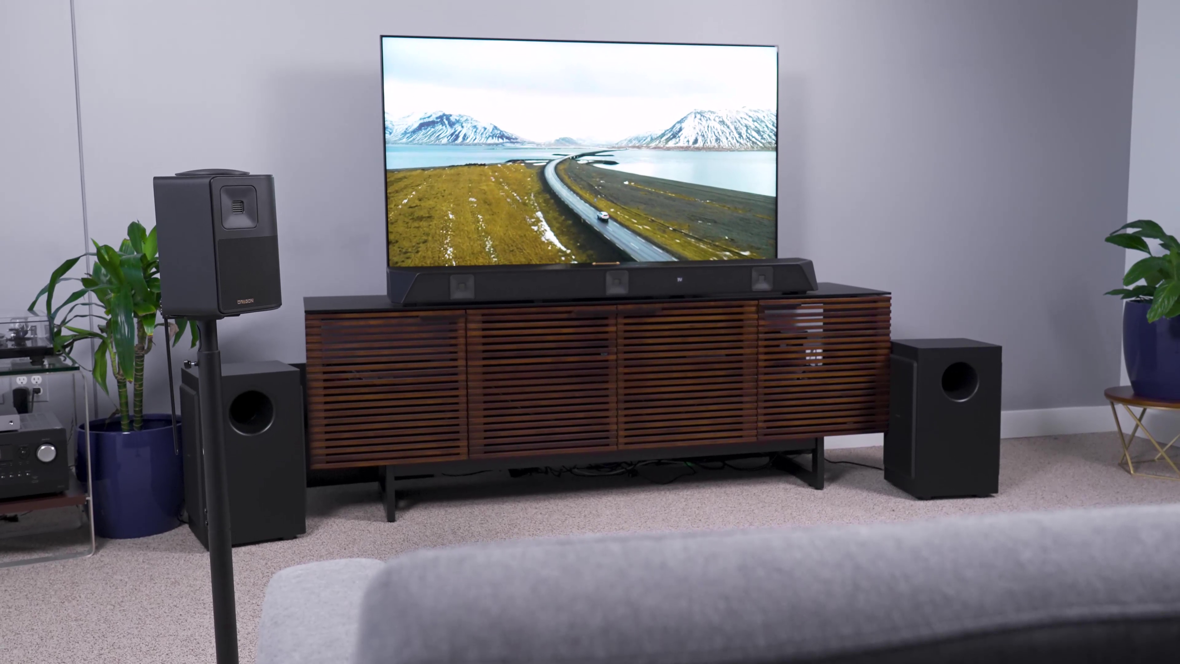 Un système surround Nakamichi Dragon connecté à une installation de cinéma maison.