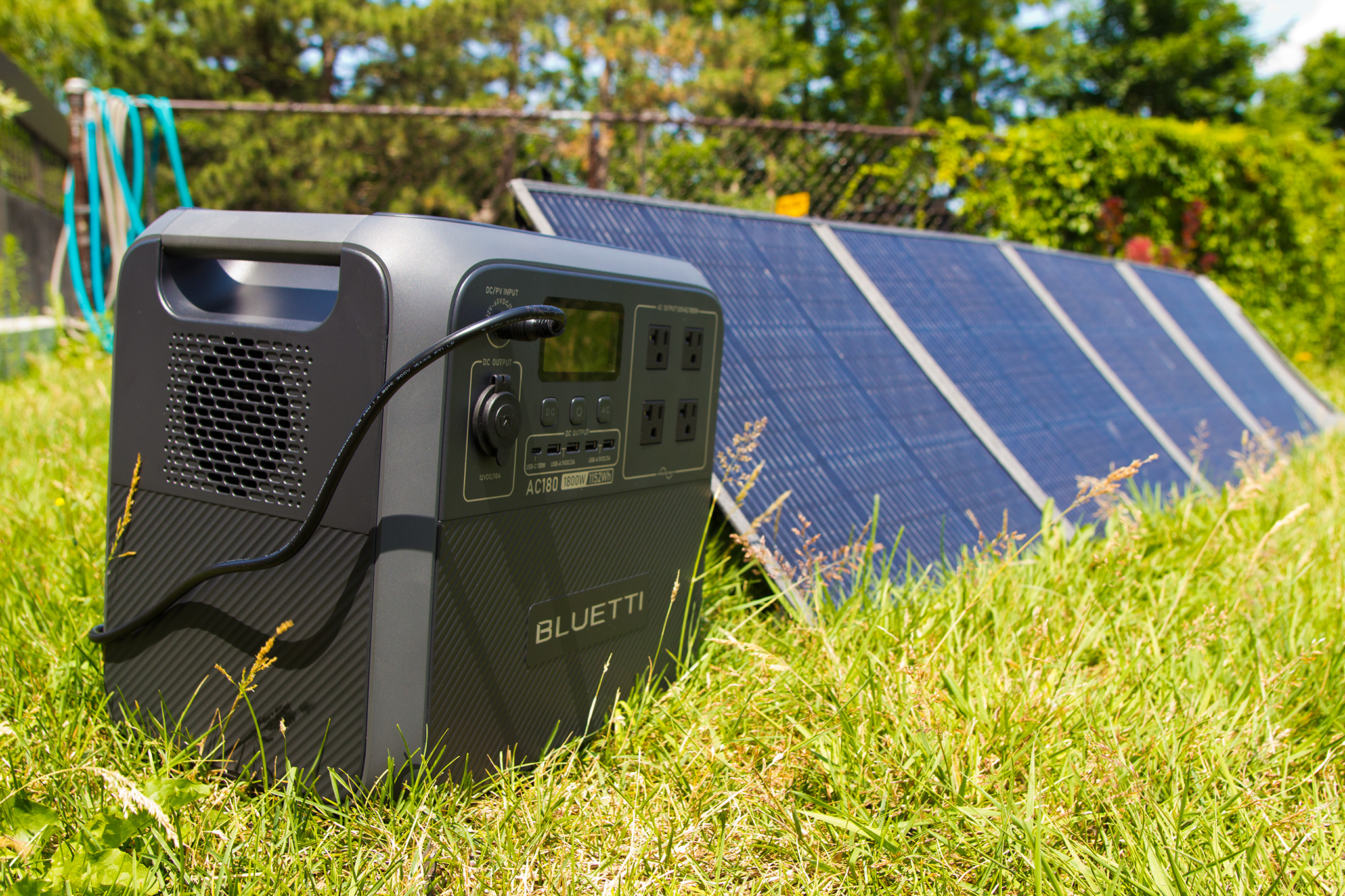 Bluetti AC180 Solar Generator, 1152Wh LiFePO4 Power Station, 1800W Portable  Solar Generator for Off-Grid Living, Home Use, Camping, RV