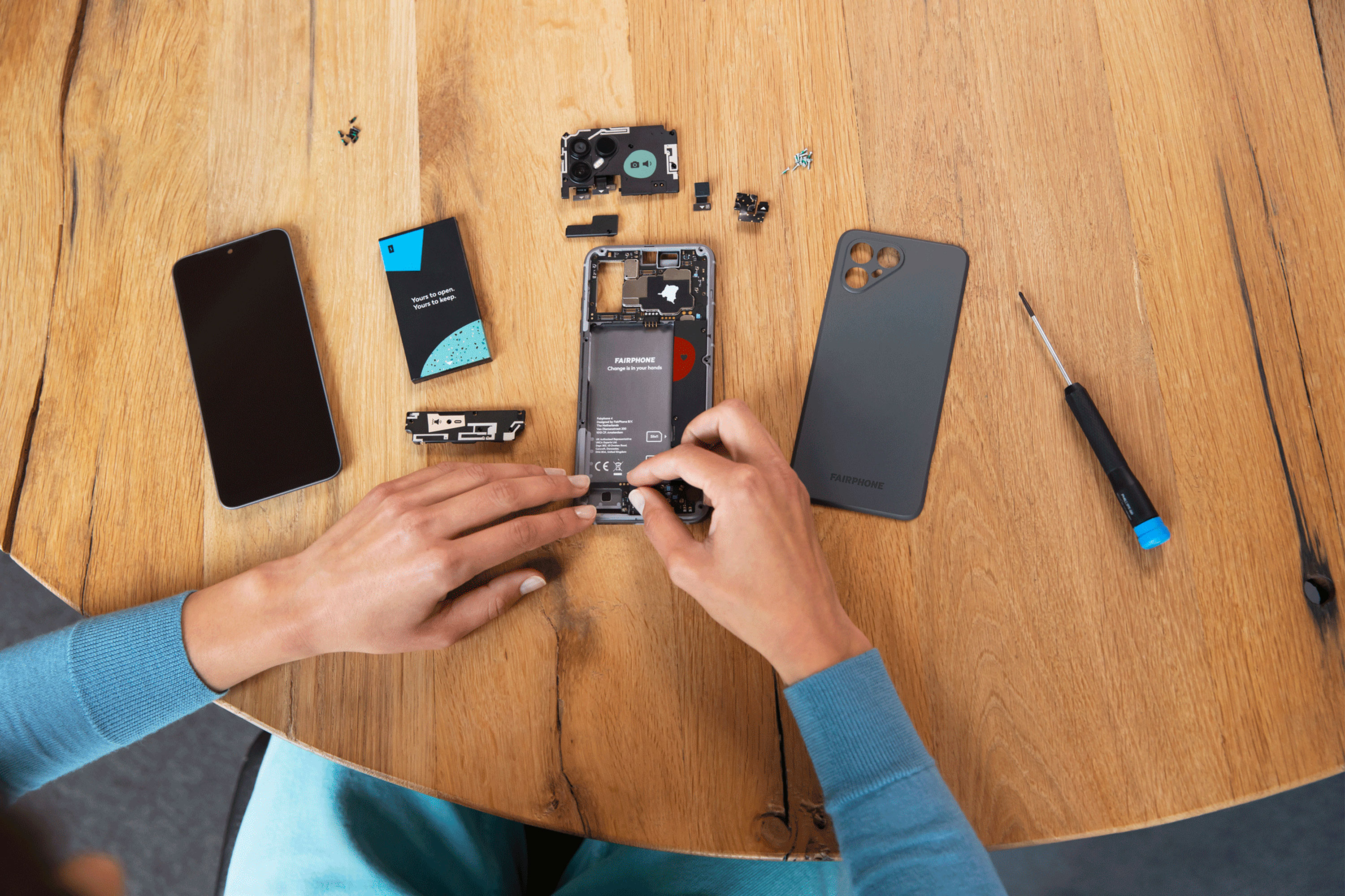 Fairphone 4 в разобранном виде для ремонта.