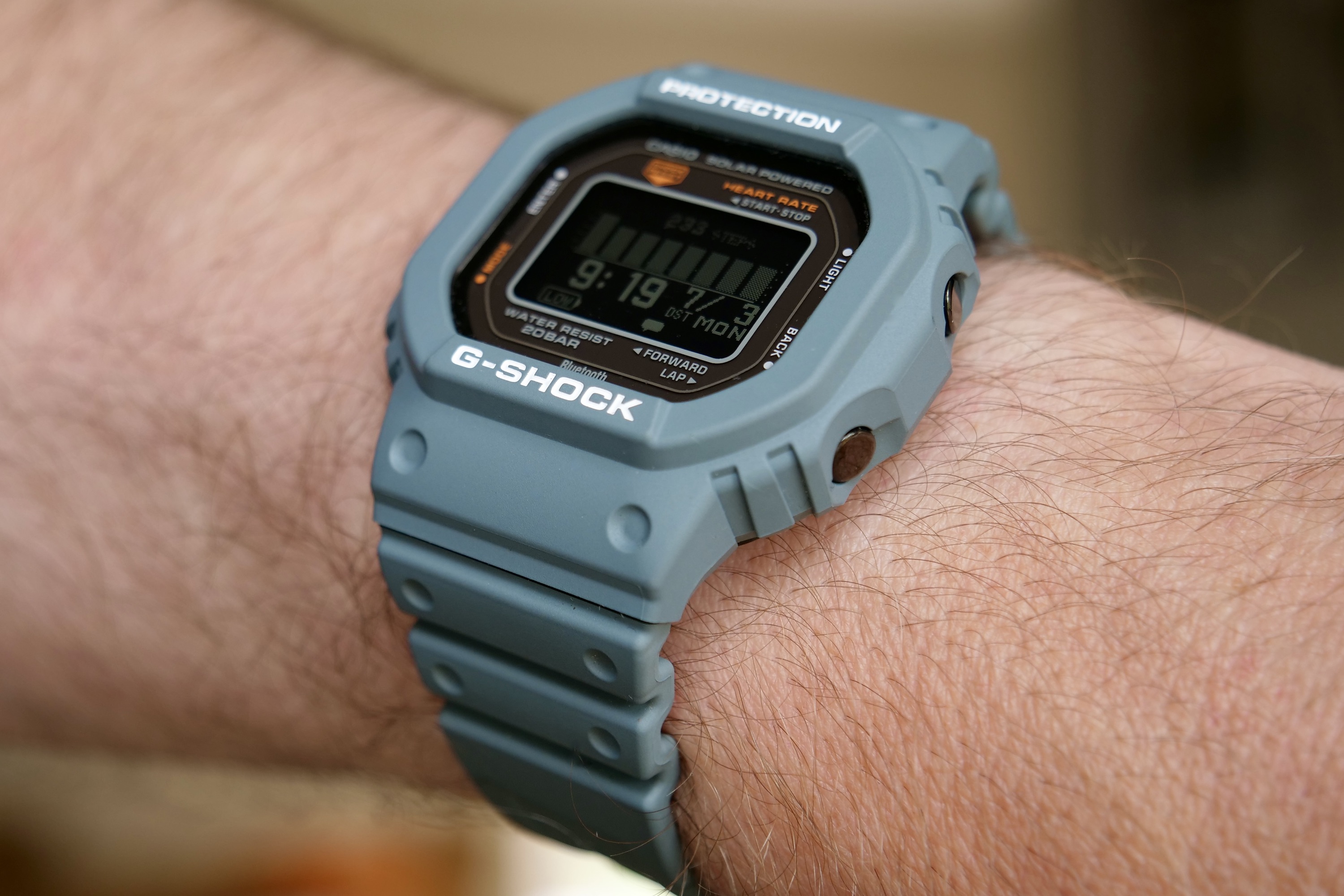 Une personne portant le Casio G-Shock DW-H5600, vue de face.