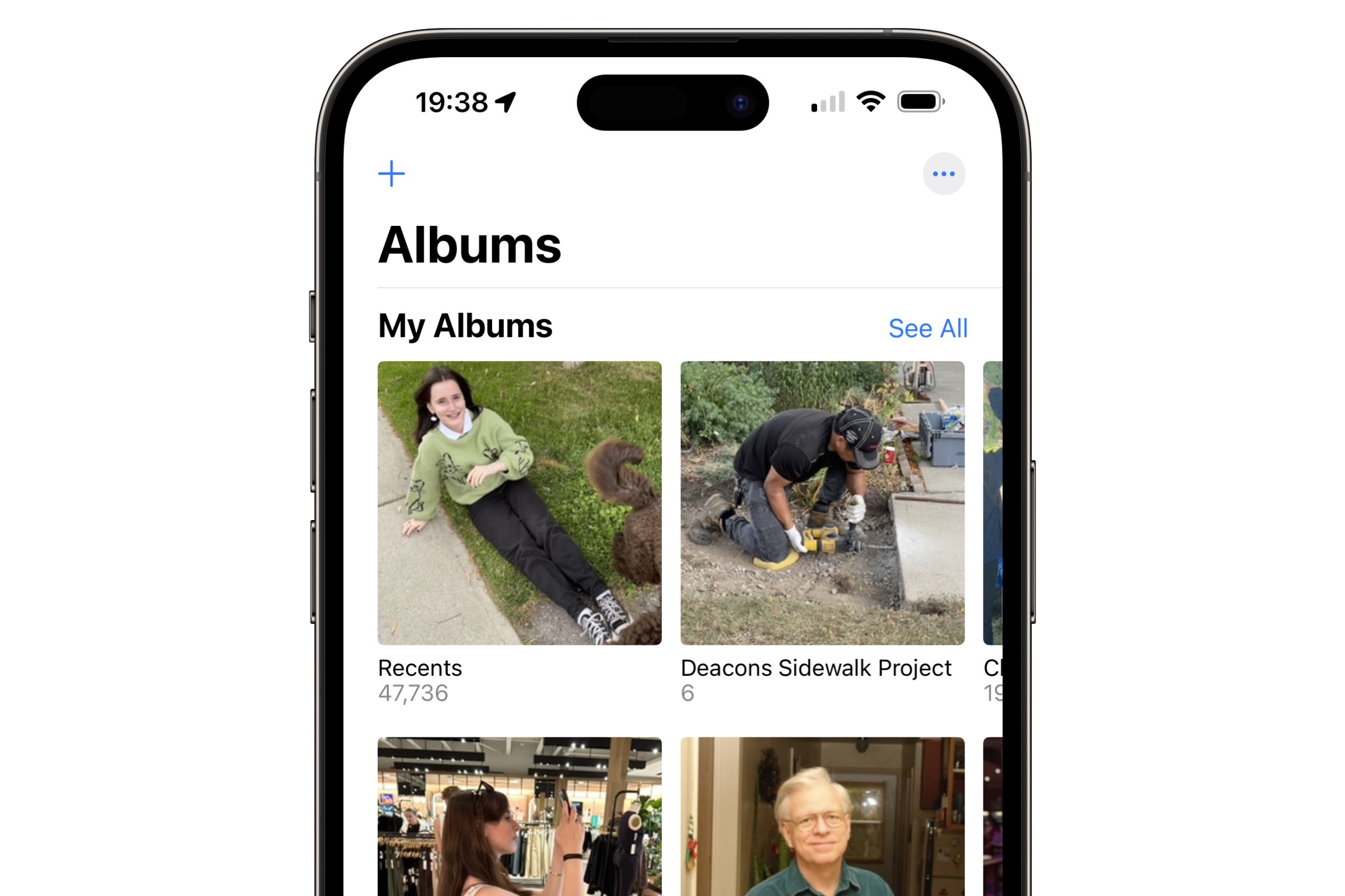 Auf dem iPhone wird die Albumansicht der Fotos-App angezeigt.