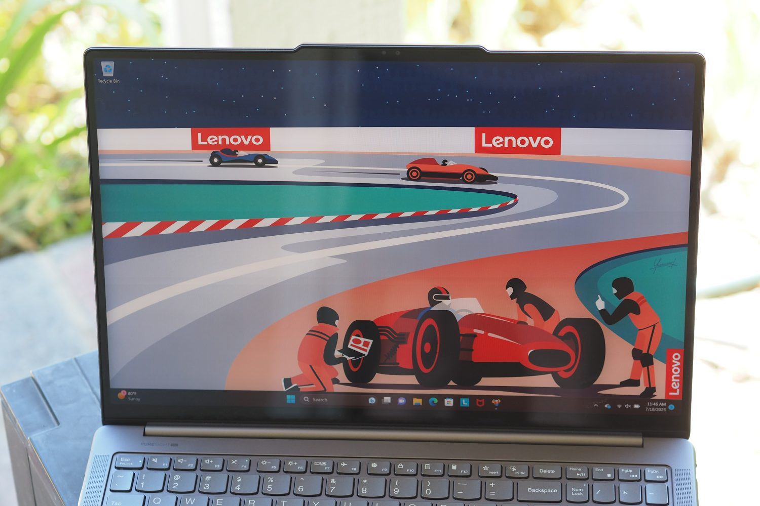 Vue avant du Lenovo Slim Pro 9i montrant l'écran.