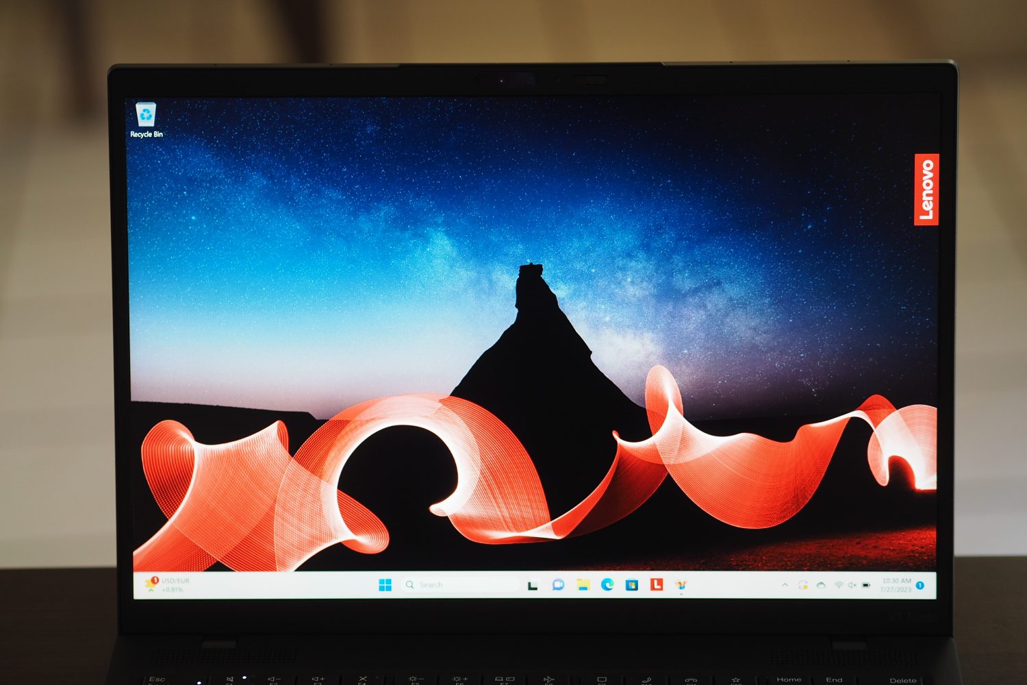 Vorderansicht des Lenovo ThinkPad X1 Nano Gen 3 mit Display.