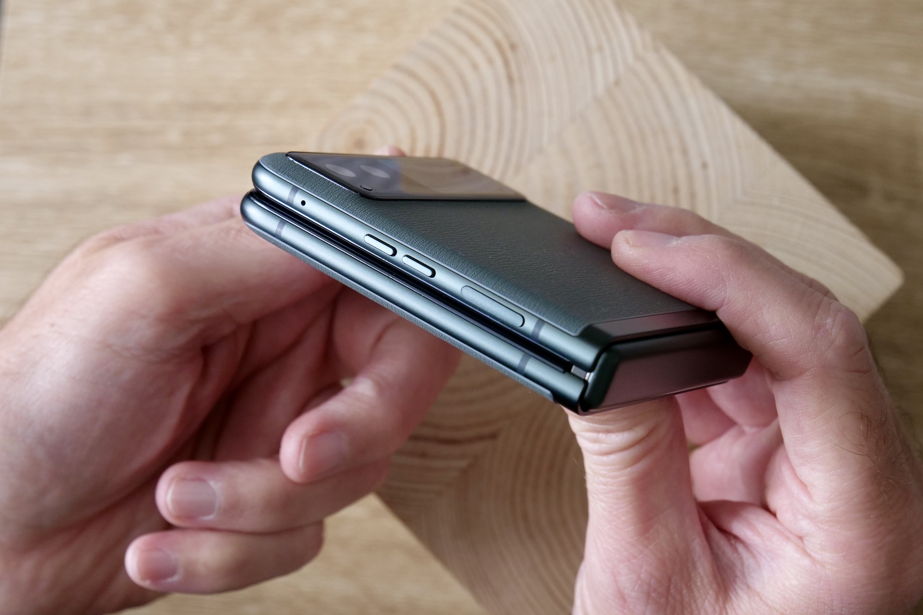 Hands-On: Samsung Galaxy Z Flip Review: Sorry, Razr