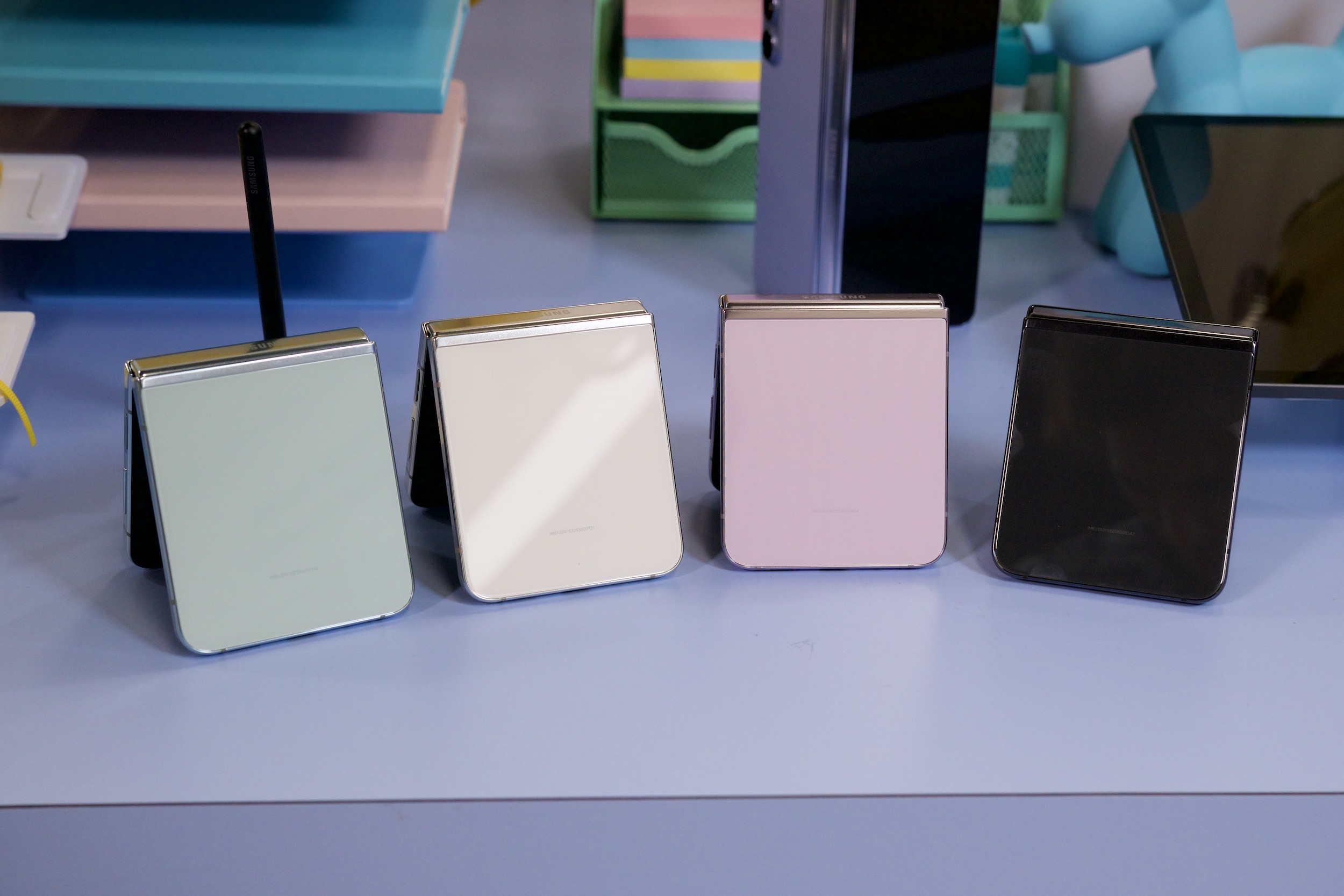 Das Samsung Galaxy Z Flip 5 in den Farben Mint, Creme, Pink und Schwarz.