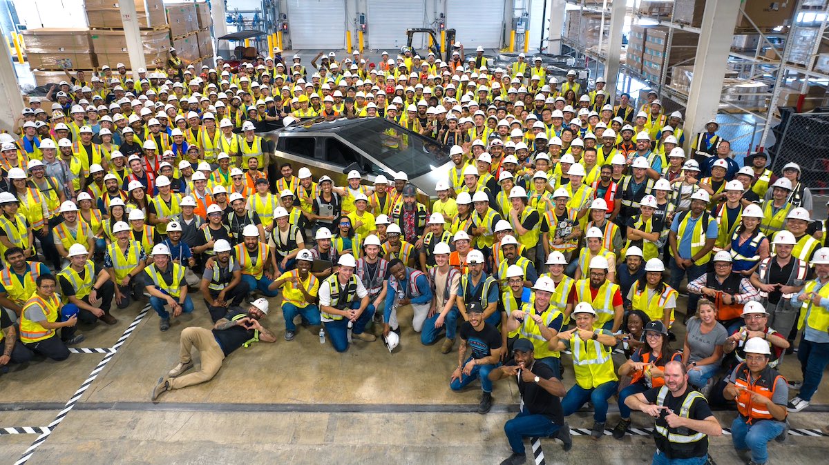 O primeiro Cybertruck construído nas instalações Giga Texas da Tesla.