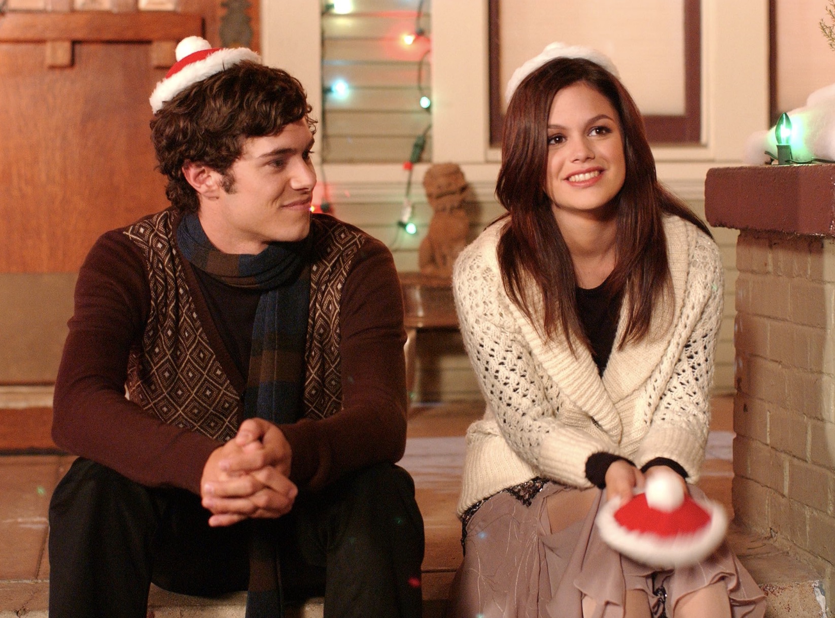 Adam Brody and Rachel Bilson sit on a stoop in The O.C.