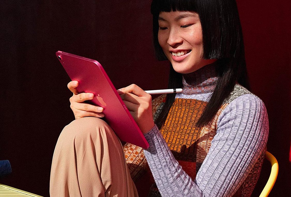 Une femme travaille sur un Apple iPad 2022 avec un Apple Pencil.