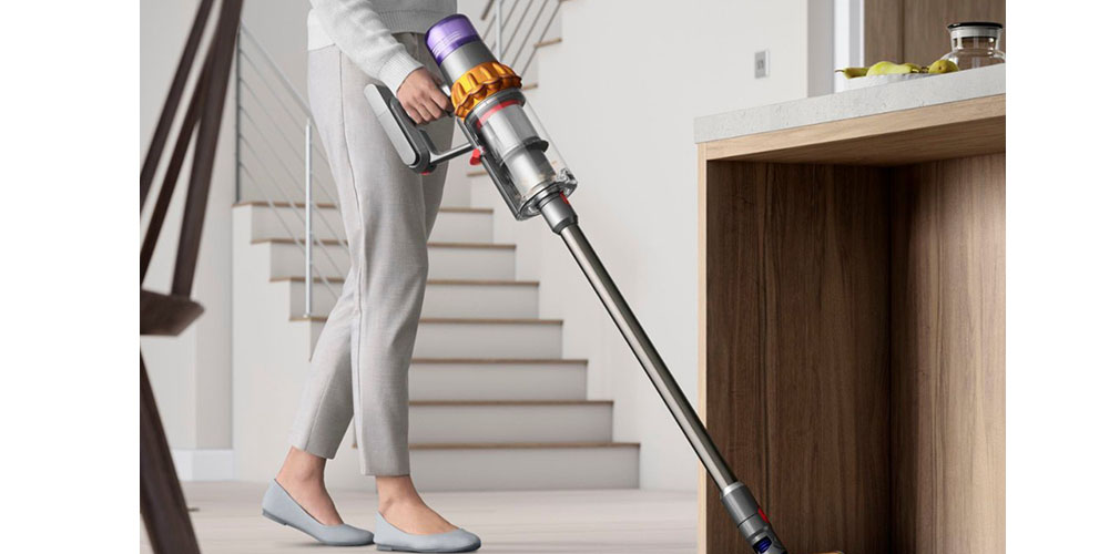 某人家中正在使用 Dyson V15。