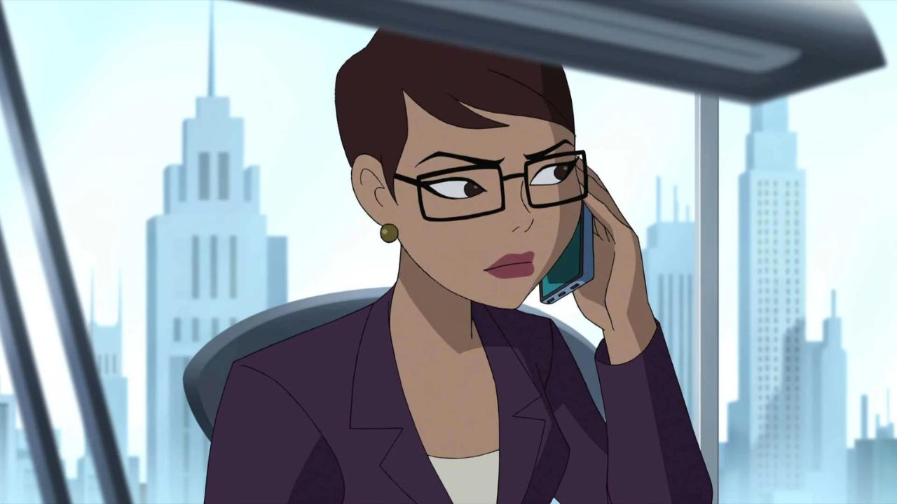 Lois Lane al teléfono en la película animada Justice League: Gods and Monsters.