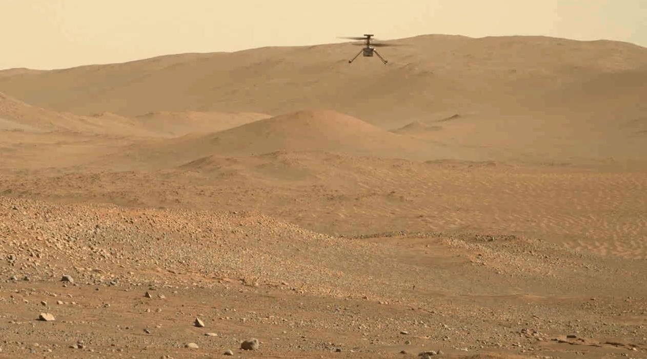 Le rover Perseverance Mars de la NASA a capturé cette vidéo du 54e vol de l'hélicoptère Ingenuity Mars le 3 août 2023. Après avoir effectué une "vérification" avant le vol avec ses rotors, l'hélicoptère décolle, plane à une altitude de 16 pieds (5 mètres), et tourne vers la gauche, avant de revenir en arrière. La mission a effectué le court vol contextuel pour vérifier le système de navigation d'Ingenuity.