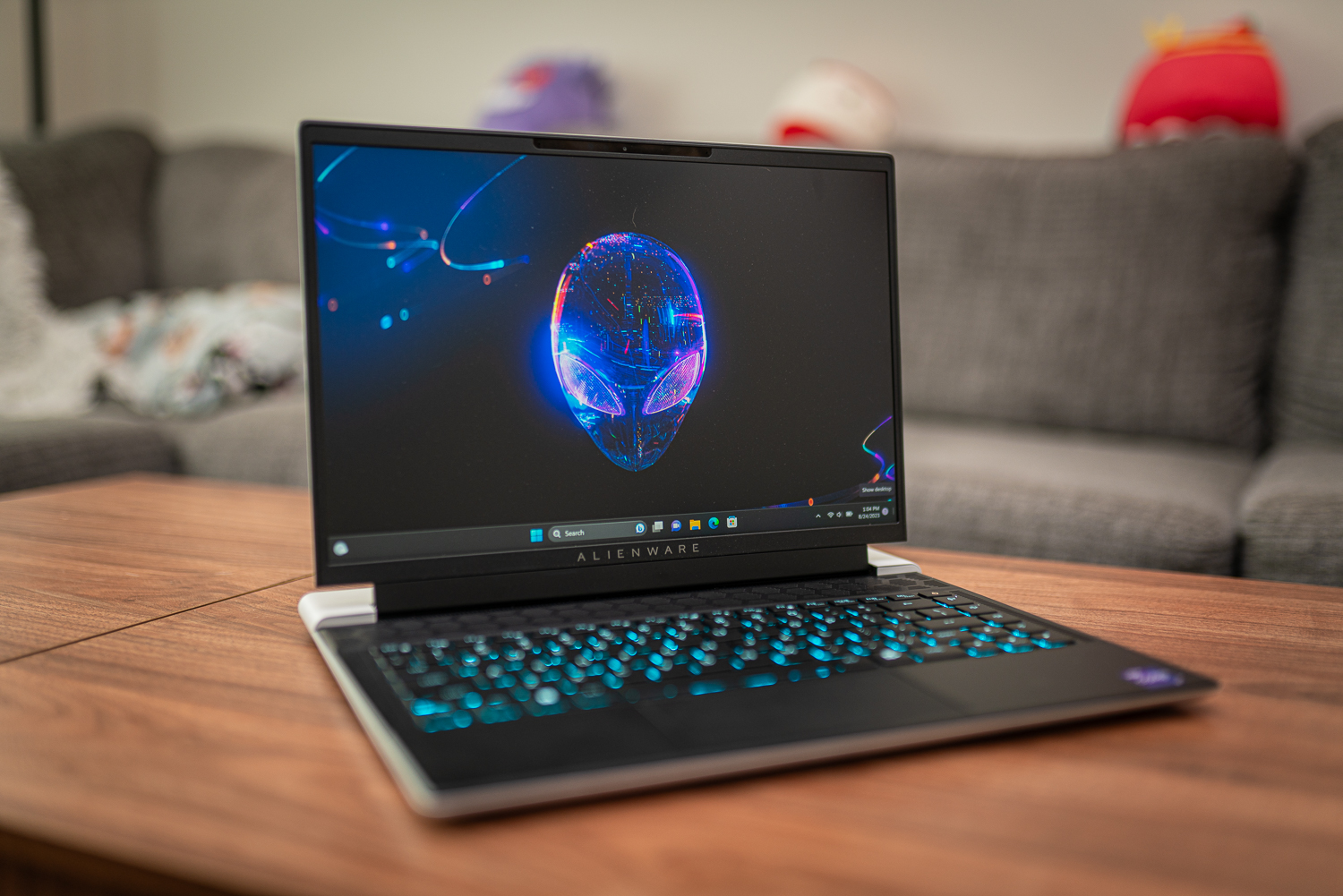 O laptop para jogos Alienware x14 R2 em uma mesa.