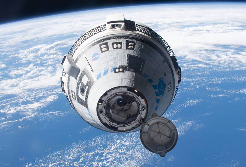 Le vaisseau spatial Starliner de Boeing à la station spatiale lors d'un vol d'essai sans équipage.