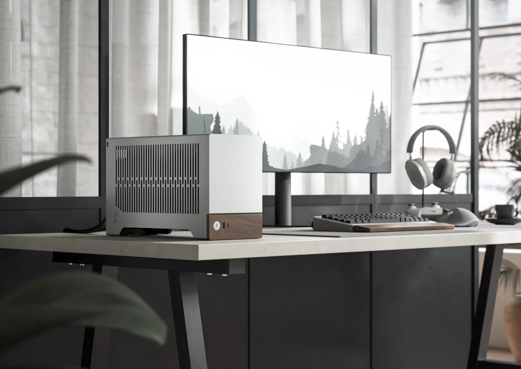 Das Fractal Design Terra Mini-ITX-Gehäuse in Silber auf einem Schreibtisch platziert.